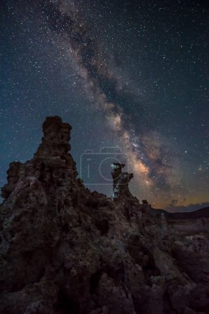 在夜晚银河系加利福尼亚州莫诺湖的风景