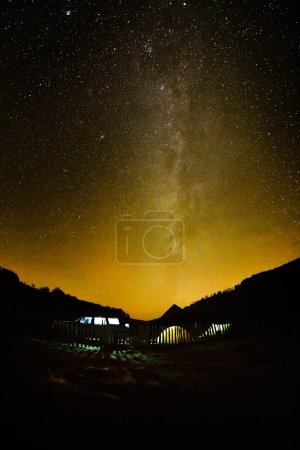 在夜晚的天空下露营