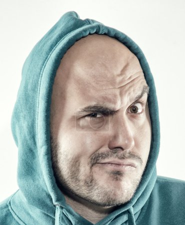 罩在他的秃头上的男人