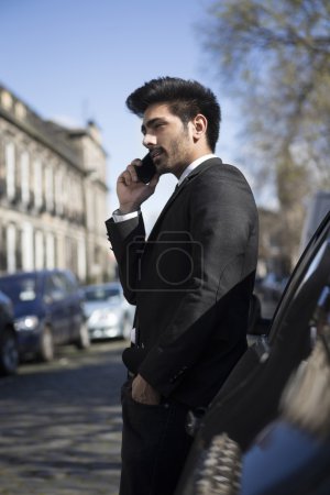 车外谈电话的商人