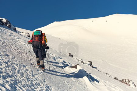 在山中徒步旅行者的组