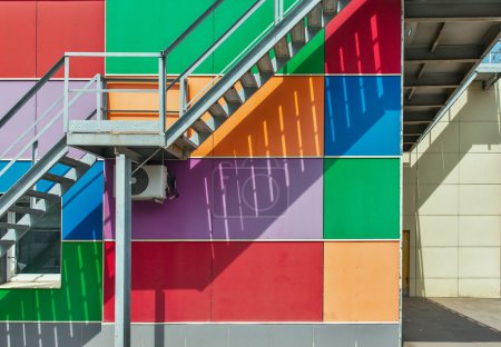 金属防火梯或紧急退出多彩多姿的建筑的墙上，抽象的城市背景