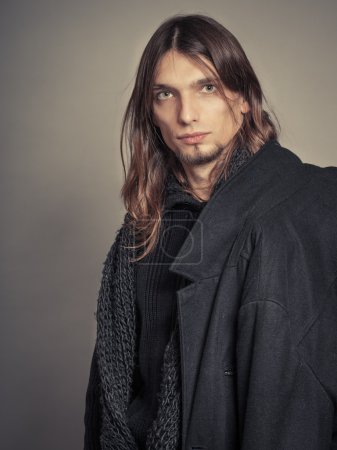 男子冬季时尚.身穿黑色毛衣和围巾.金色的头发