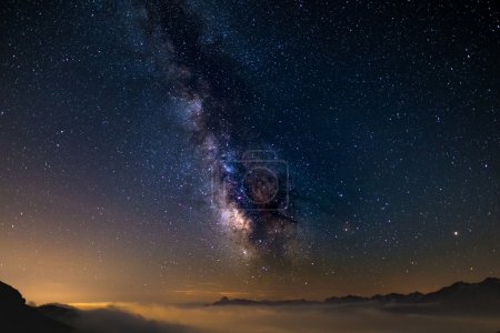 多彩发光的核心银河和满天星斗的天空，在对意大利的阿尔卑斯山，都灵省夏季在高空捕获。火星和土星发光中间框架