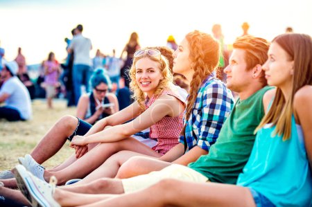 青少年在夏季音乐节