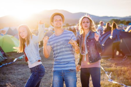 在夏季音乐节青少年群体