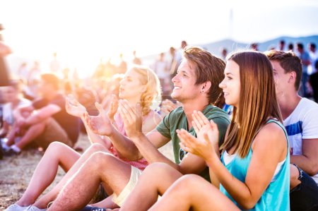 青少年在夏季音乐节