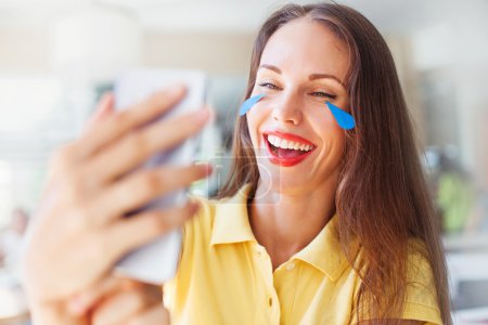 "表情符号"风格眼泪的女人