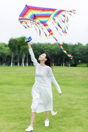 女孩在公园里放风筝