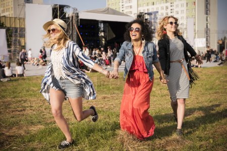 妇女在一起运行的冒险