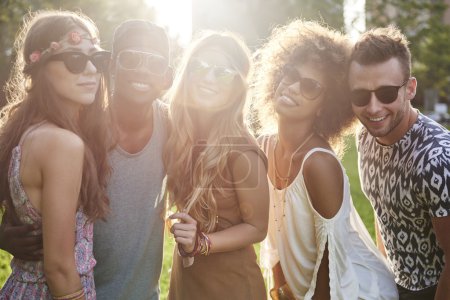 在音乐节玩乐的朋友