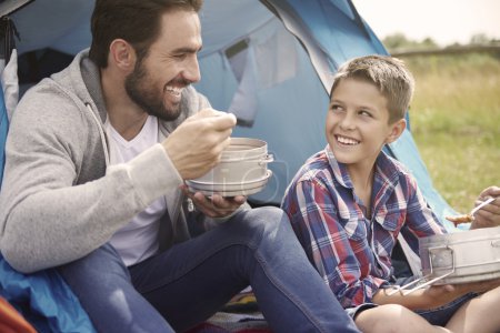 父亲和儿子吃汤