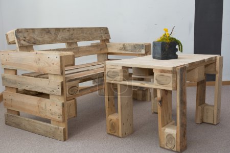 鲁棒的板凳和从托盘的木桌