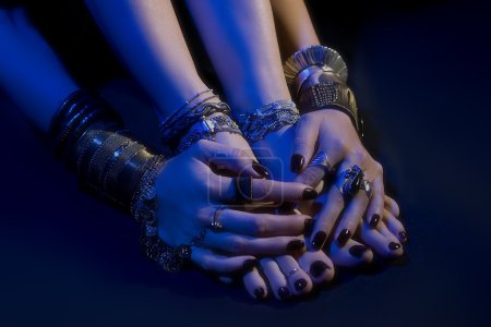 东方珠宝: 女性的脚和手与美丽的珠宝