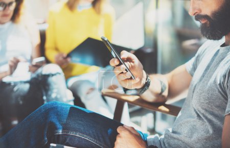 用现代智能手机的人