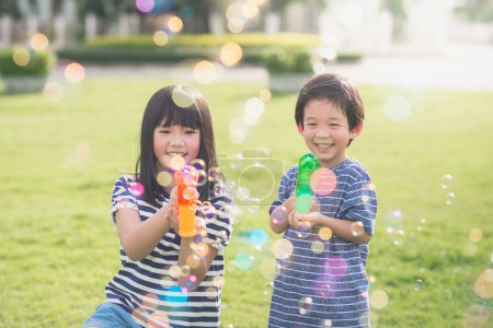 亚洲责备从泡泡枪射击泡泡