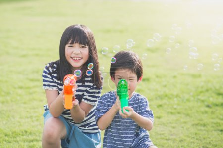 亚洲责备从泡泡枪射击泡泡