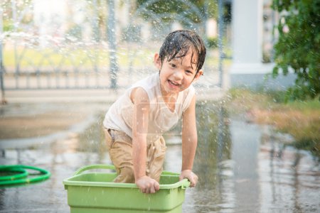 男孩已经玩水中