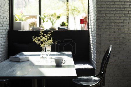 没有人在午后的阳光下表