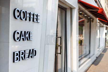 餐厅、 咖啡厅的门和窗户。标题字母咖啡、 蛋糕、 面包