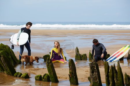 放松在海滩上的冲浪者家伙