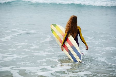 潜水服的年轻女子