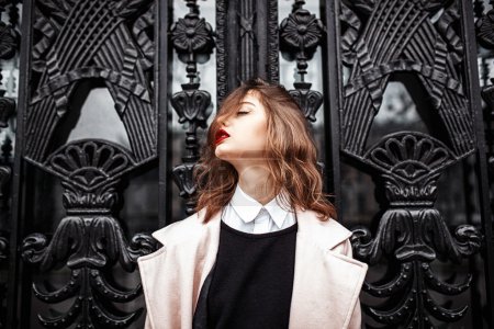 老式街时尚照片。美丽的年轻女子，在特大型