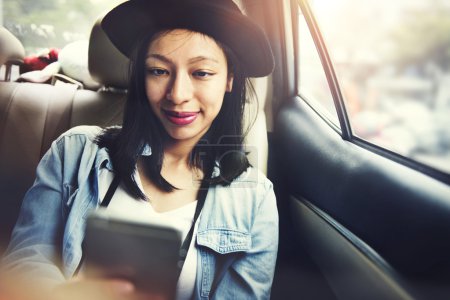 美丽的女人在车里