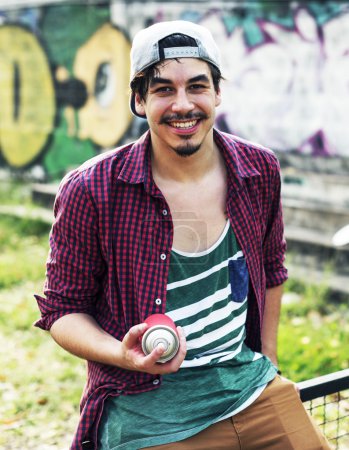 年轻人用涂鸦喷雾可以