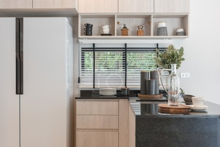 新装饰木制厨房中的豪华住宅的室内设计