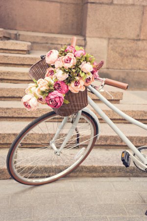 复古女孩 bicyclewith 花在篮子里