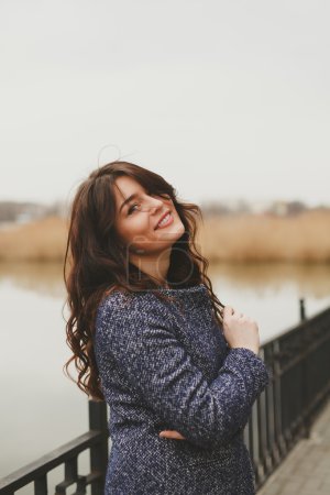 年轻美丽的黑发女人的特写肖像