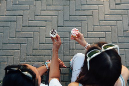 妈妈和女儿吃冰激淋