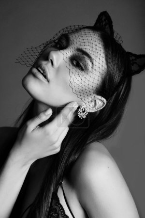 黑白照片的迷人, 动人, 温柔, 美丽的女人,皮肤黝黑,穿着条纹和帽子.