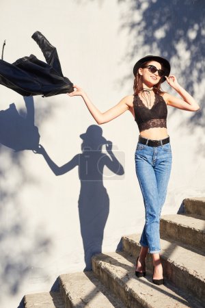 关闭了阳光明媚的美丽的女子和蓬松的黑发长毛肖像