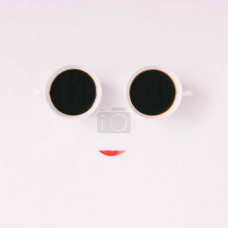 两个咖啡杯和落了的花瓣在桌子上