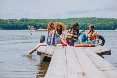 四个美丽的女孩朋友